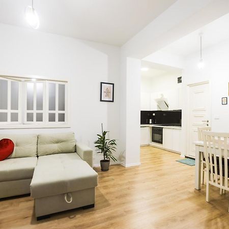 At Bazaar Central Apartment Тирана Екстер'єр фото